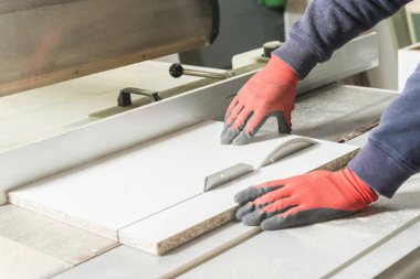 Çalışan adam kavramı. Doğrama atölyesinde çalışan erkek marangoz.