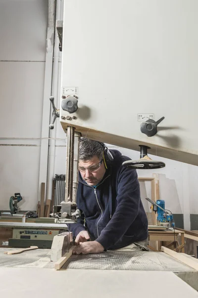 Концепция Рабочего Человека Плотник Мужчина Работающий Столярной Мастерской — стоковое фото