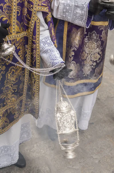 Grupo Acólitos Preparan Incensario Durante Una Procesión Semana Santa — Foto de Stock