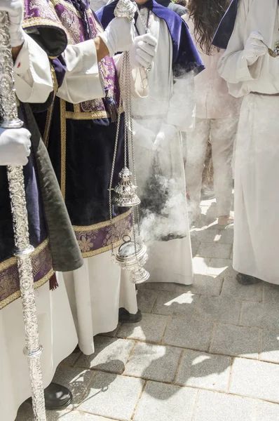 Grupo Acólitos Preparan Incensario Durante Una Procesión Semana Santa — Foto de Stock