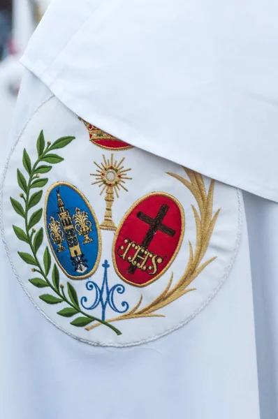 Detalle Del Escudo Hermandad Paz Bordado Túnica Blanca — Foto de Stock