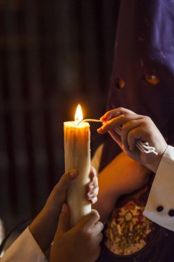 Detay bir el ile bir tövbekar mum ışığı bir fitil.