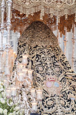 La madrug Kutsal Cuma günü onun penitential yolculuk sırasında Esperanza de Triana kardeşlik Pallium yüzer.