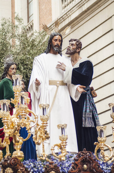 Поплавок Христа братства "El Beso de Judas" во время его покаянного путешествия в Святой Понедельник
.