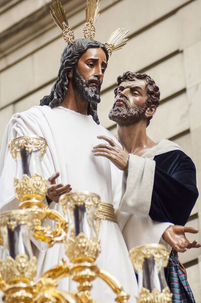 Поплавок Христа братства "El Beso de Judas" во время его покаянного путешествия в Святой Понедельник
.