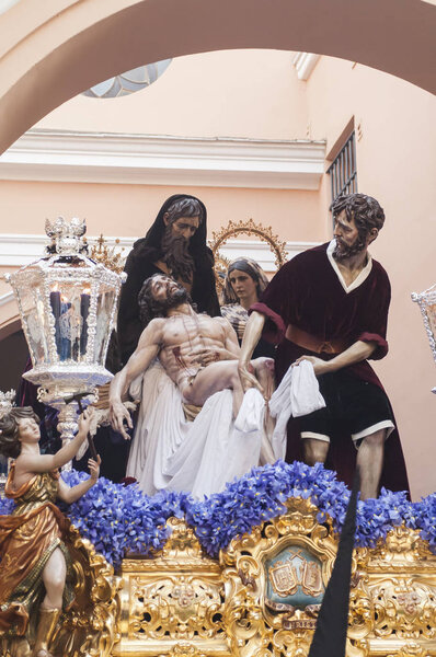 Поплавок Христа братства "Санта-Марта" отплывает в процессию своего храма в Святой понедельник
.