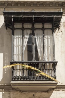 Kutsal hafta kutlamaları sırasında bir balkon dekorasyon palmiye yaprağı.