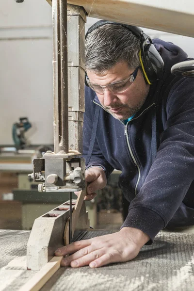 Concetto Operaio Maschio Falegname Che Lavora Nel Suo Laboratorio Falegnameria — Foto Stock