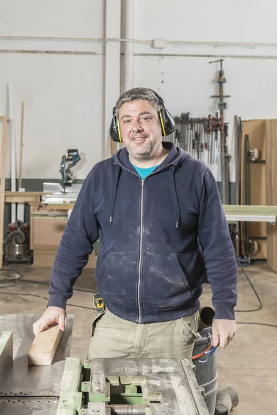 Плотник-мужчина, работающий в столярной мастерской . — стоковое фото