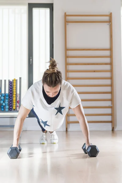 Vrouw beoefenen fitness — Stockfoto