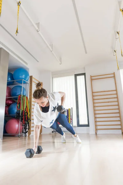 Vrouw beoefenen fitness — Stockfoto