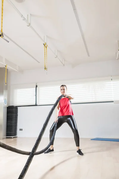 Donna che pratica fitness — Foto Stock