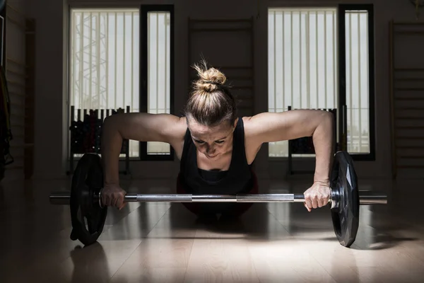 Vrouw beoefenen fitness — Stockfoto