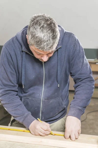 Maschio falegname che lavora nel suo laboratorio di falegnameria . — Foto Stock