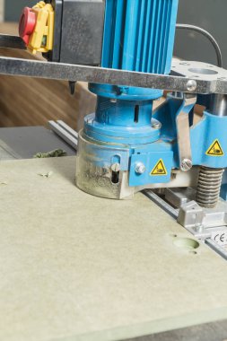 Doğrama atölyesinde çalışan erkek marangoz.