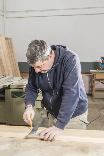 Плотник-мужчина, работающий в столярной мастерской . — стоковое фото