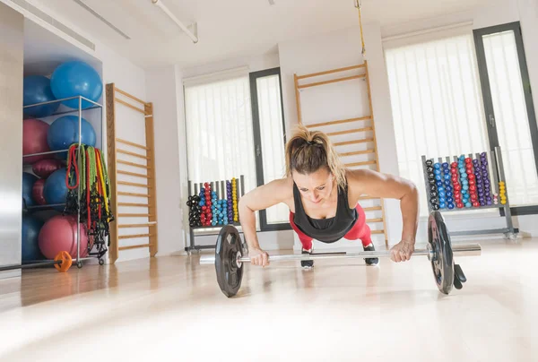 Vrouw beoefenen fitness — Stockfoto