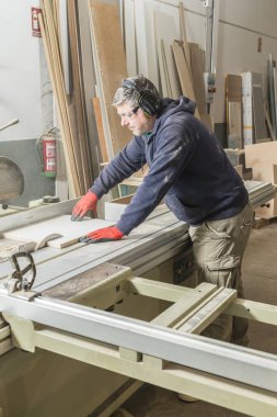 Doğrama atölyesinde çalışan erkek marangoz.