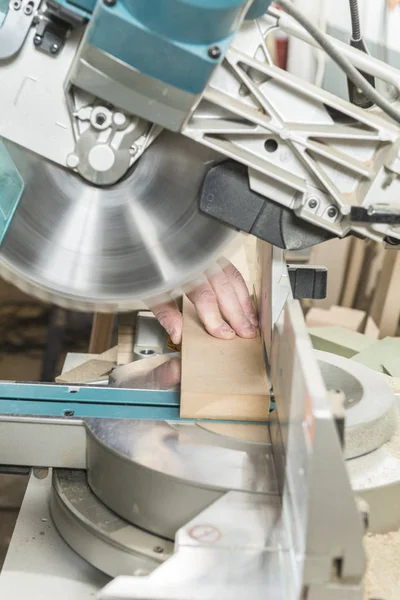 Maschio falegname che lavora nel suo laboratorio di falegnameria . — Foto Stock