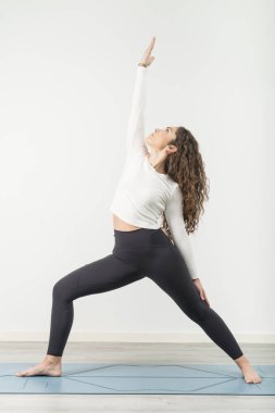 Yoga Çalışan Genç Kadın.