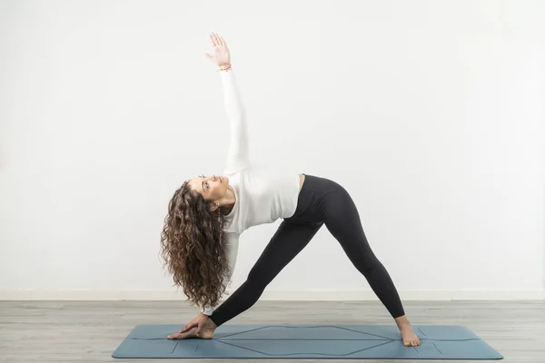 Young woman practicing yoga. — Stock Photo, Image