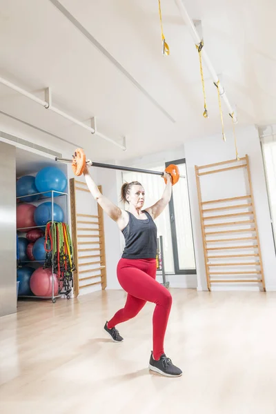 Donna che pratica fitness — Foto Stock