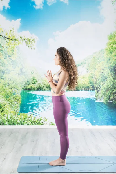 Young woman practicing yoga. — Stock Photo, Image