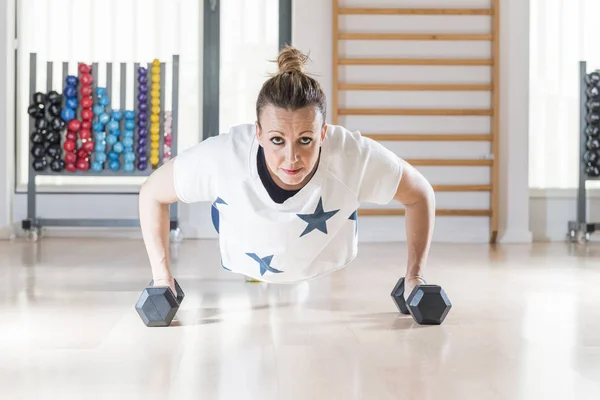 Vrouw beoefenen fitness — Stockfoto