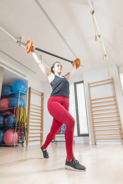 Donna che pratica fitness — Foto Stock