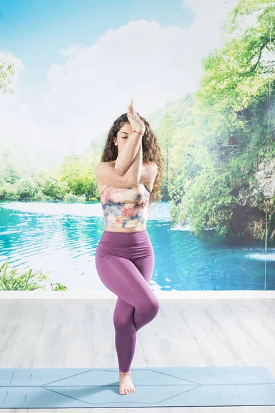 Young woman practicing yoga. — Stock Photo, Image