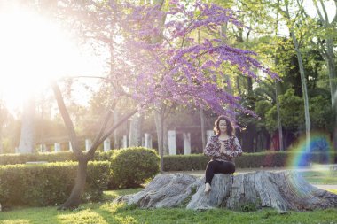 kadın parkta meditasyon.