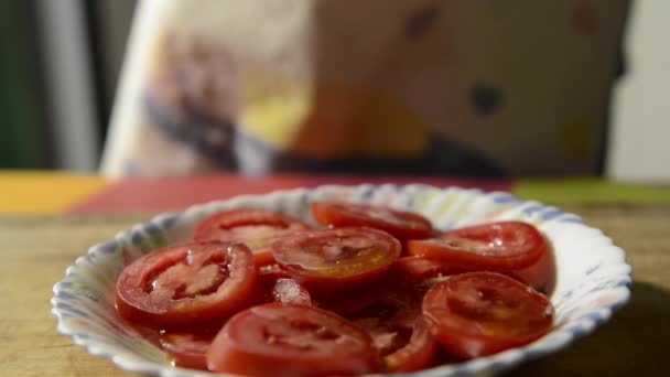 토마토를 접시에 소금으로 간맛을 촬영합니다 — 비디오
