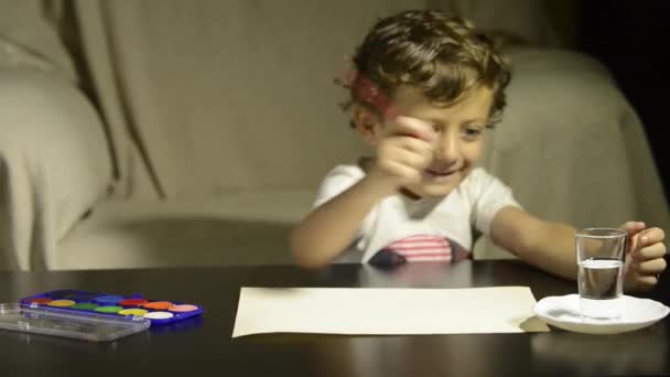 紙に水彩画を描いた子ども絵画 学校と子供時代に戻る概念 — ストック動画