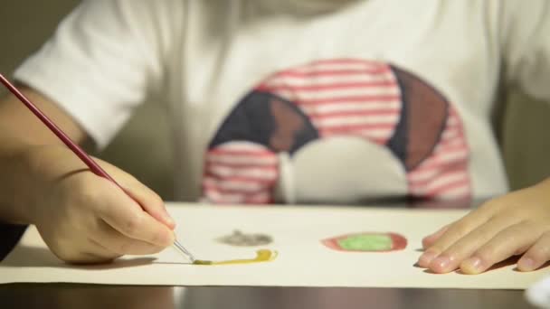 Plan Rapproché Main Enfant Avec Une Peinture Pinceau Avec Aquarelle — Video