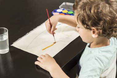 Kağıt üzerinde suluboya ile çocuk boyama.