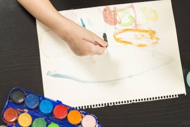 Kağıt üzerinde suluboya ile çocuk boyama.