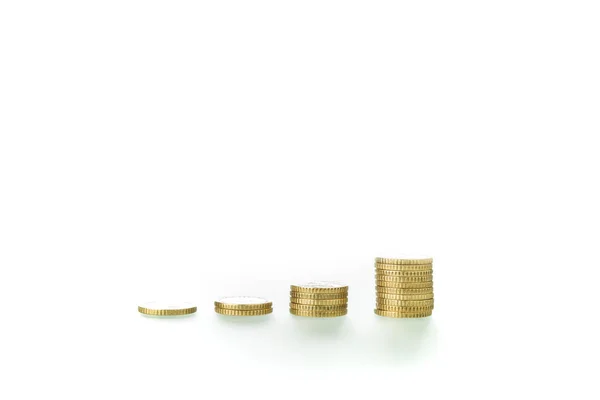 Monete raggruppate in pile irregolari su sfondo bianco . — Foto Stock