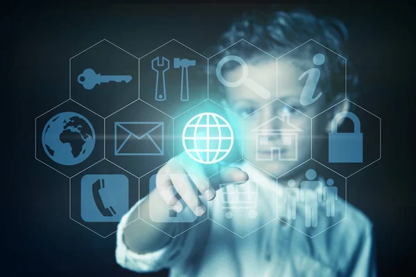 Çocuk sanal bir ekranda world wide web simgesi ile düğmeye basarak