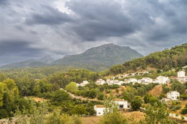 Küçük bir dağ kasabasını görebileceğiniz bir manzara..