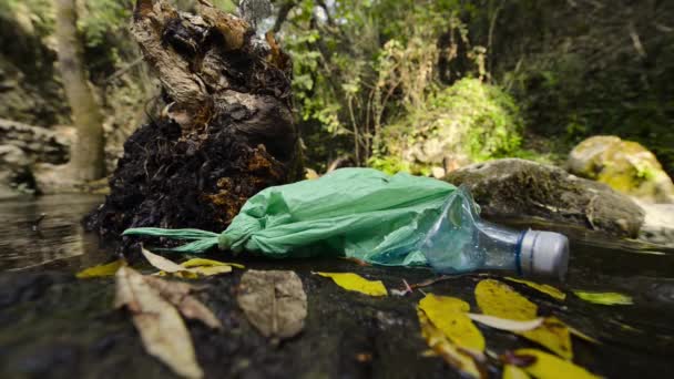 Spazzatura Sacchetto Plastica Abbandonato Sulla Riva Fiume Acqua Pulita Concetti — Video Stock