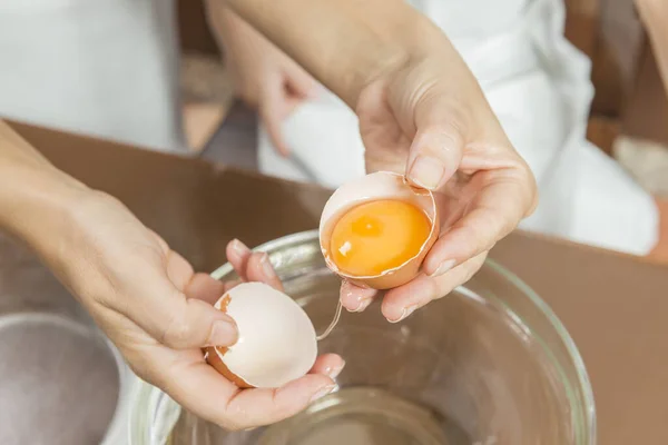 Una donna e un bambino che cucinano insieme . — Foto Stock