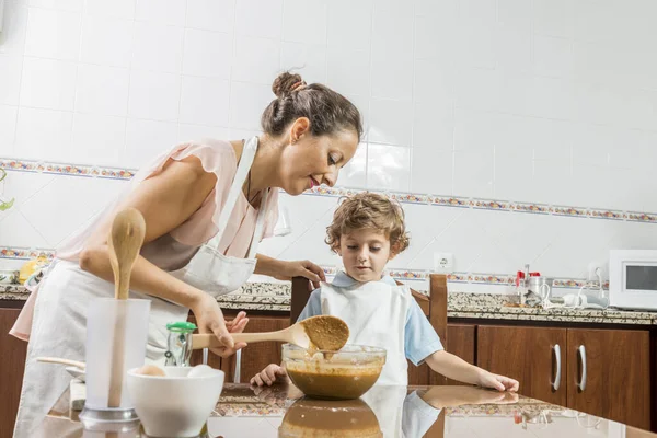 A woman and a child cooking together. — Stock Photo, Image