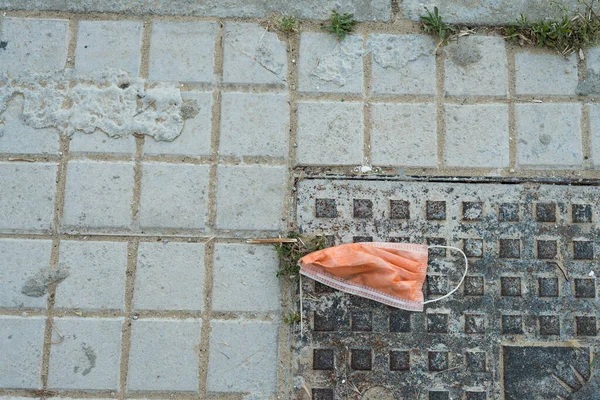 床に投げられた使い捨てフェイスマスク Coid19の保護として使用される材料の廃棄物によって作成された環境問題 — ストック写真
