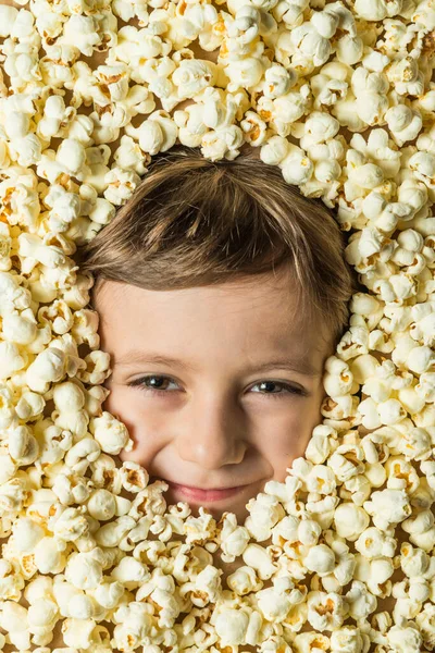Kreatywny Portret Chłopca Twarzą Otoczonego Popcornem — Zdjęcie stockowe
