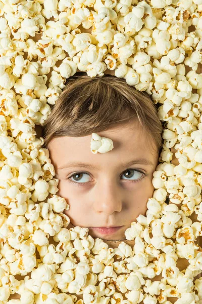 Retrato Criativo Menino Com Rosto Cercado Por Pipocas — Fotografia de Stock