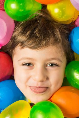 Yüzü su balonlarıyla çevrili bir çocuğun yaratıcı portresi..
