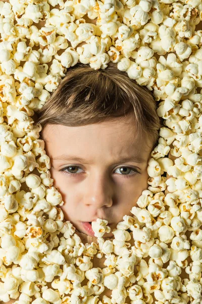 Kreatives Porträt Eines Jungen Mit Einem Von Popcorn Umgebenen Gesicht — Stockfoto