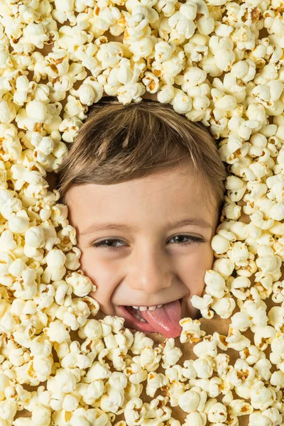 Kreatives Porträt Eines Jungen Mit Einem Von Popcorn Umgebenen Gesicht — Stockfoto