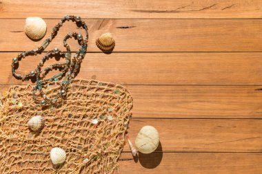 Tahta tahtalardaki plaj eşyalarının üst görüntüsü. Yaz ve tatil konsepti.