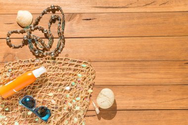 Tahta tahtalardaki plaj eşyalarının üst görüntüsü. Yaz ve tatil konsepti.